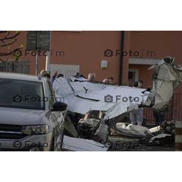 L\'ultraleggero distrutto tra le case di Valbrembo Bergamo 1 Giugno 2026 cronaca Bergamo Italia Foto Tiziano Manzoni Lapresse