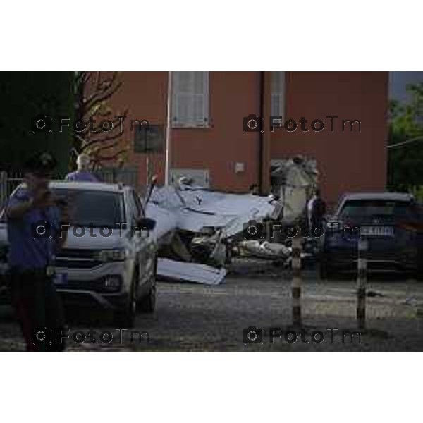 L\'ultraleggero distrutto tra le case di Valbrembo Bergamo 1 Giugno 2026 cronaca Bergamo Italia Foto Tiziano Manzoni Lapresse