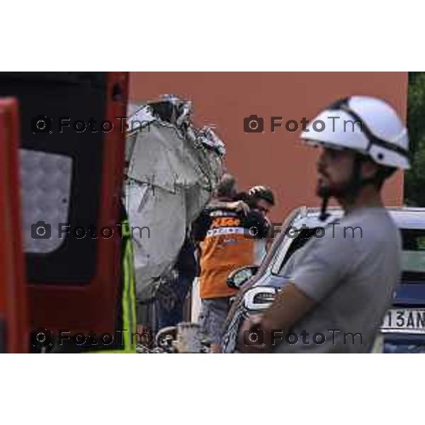 L\'ultraleggero distrutto tra le case di Valbrembo Bergamo 1 Giugno 2026 cronaca Bergamo Italia Foto Tiziano Manzoni Lapresse