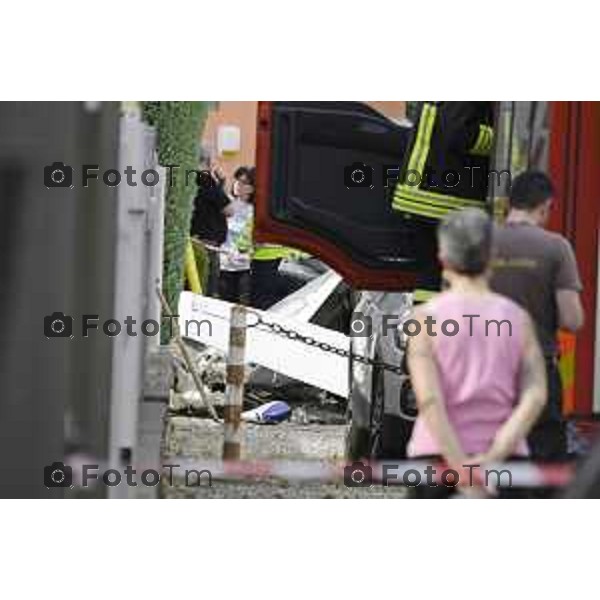 L\'ultraleggero distrutto tra le case di Valbrembo Bergamo 1 Giugno 2026 cronaca Bergamo Italia Foto Tiziano Manzoni Lapresse