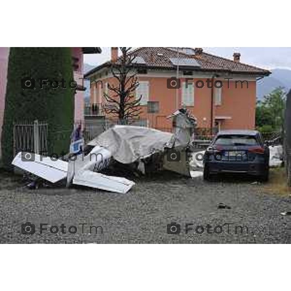 Valbrembo Bergamo i resti dell\'aereo Cessna biposto precipitato tra le case durante un\'uscita con la scuola di volo di Enac. 2 Giugno 2026 cronaca Bergamo Italia Foto Tiziano Manzoni Lapresse