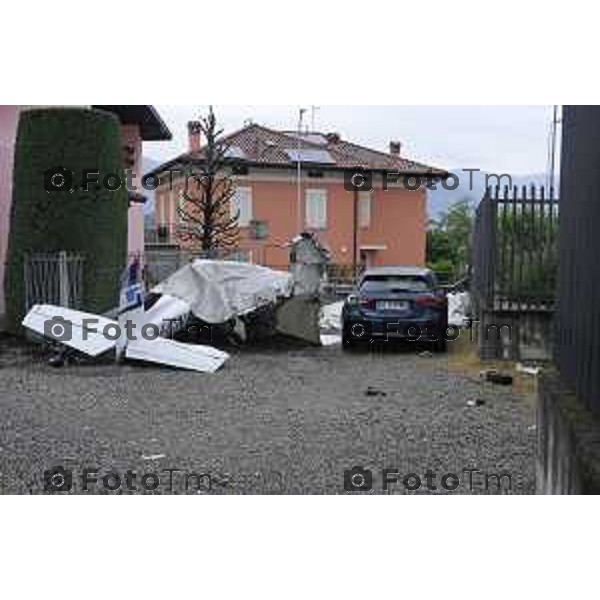 Valbrembo Bergamo i resti dell\'aereo Cessna biposto precipitato tra le case durante un\'uscita con la scuola di volo di Enac. 2 Giugno 2026 cronaca Bergamo Italia Foto Tiziano Manzoni Lapresse