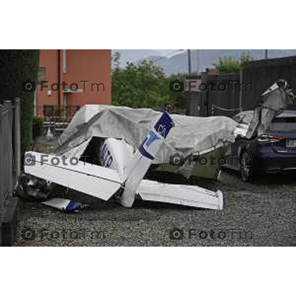 Valbrembo Bergamo i resti dell\'aereo Cessna biposto precipitato tra le case durante un\'uscita con la scuola di volo di Enac. 2 Giugno 2026 cronaca Bergamo Italia Foto Tiziano Manzoni Lapresse