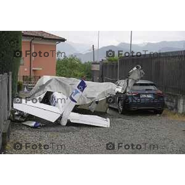 Valbrembo Bergamo i resti dell\'aereo Cessna biposto precipitato tra le case durante un\'uscita con la scuola di volo di Enac. 2 Giugno 2026 cronaca Bergamo Italia Foto Tiziano Manzoni Lapresse