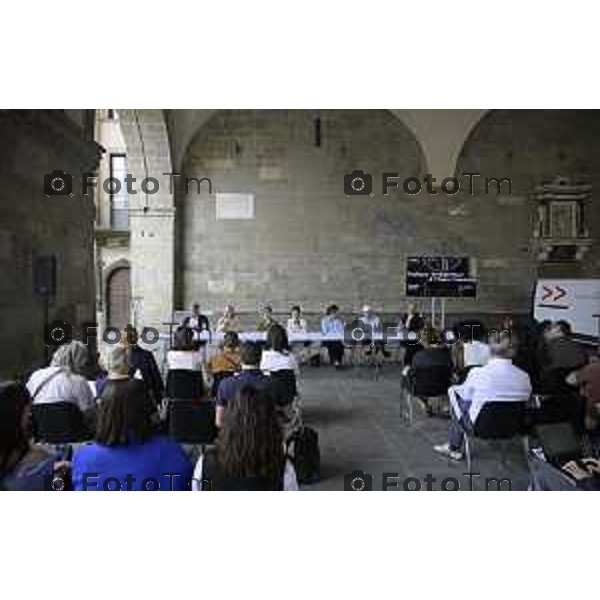 GAMeC di Bergamo presenta Tabula Plena, una mostra di Fosbury Architecture e Claire Fontaine concepita come un laboratorio permanente che trasformerà la Sala delle Capriate di Palazzo della Ragione in uno spazio di incontro e produzione di conoscenza condivisa grazie anche al contributo di Adelita Husni Bey, 4-Giugno 2026 cronaca Bergamo Italia Foto Tiziano Manzoni Lapresse
