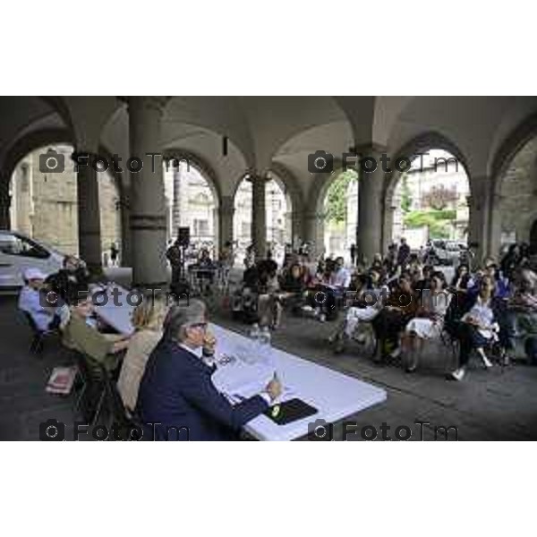 GAMeC di Bergamo presenta Tabula Plena, una mostra di Fosbury Architecture e Claire Fontaine concepita come un laboratorio permanente che trasformerà la Sala delle Capriate di Palazzo della Ragione in uno spazio di incontro e produzione di conoscenza condivisa grazie anche al contributo di Adelita Husni Bey, 4-Giugno 2026 cronaca Bergamo Italia Foto Tiziano Manzoni Lapresse