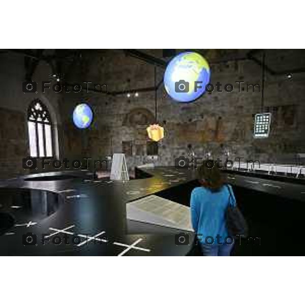 GAMeC di Bergamo presenta Tabula Plena, una mostra di Fosbury Architecture e Claire Fontaine concepita come un laboratorio permanente che trasformerà la Sala delle Capriate di Palazzo della Ragione in uno spazio di incontro e produzione di conoscenza condivisa grazie anche al contributo di Adelita Husni Bey, 4-Giugno 2026 cronaca Bergamo Italia Foto Tiziano Manzoni Lapresse