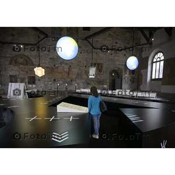 GAMeC di Bergamo presenta Tabula Plena, una mostra di Fosbury Architecture e Claire Fontaine concepita come un laboratorio permanente che trasformerà la Sala delle Capriate di Palazzo della Ragione in uno spazio di incontro e produzione di conoscenza condivisa grazie anche al contributo di Adelita Husni Bey, 4-Giugno 2026 cronaca Bergamo Italia Foto Tiziano Manzoni Lapresse