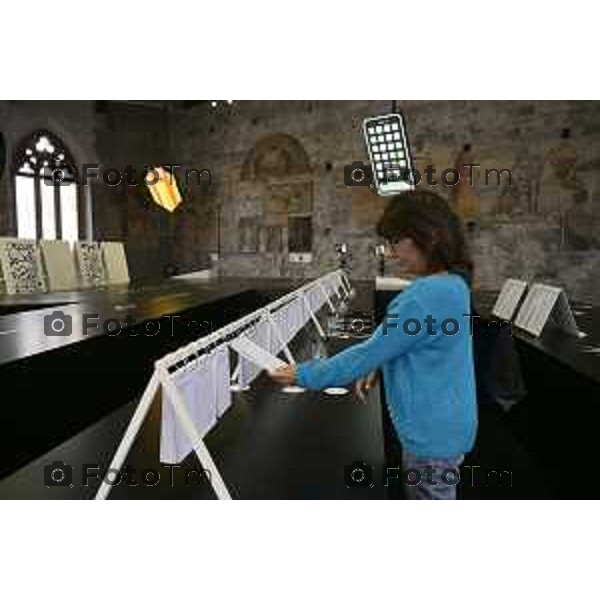 GAMeC di Bergamo presenta Tabula Plena, una mostra di Fosbury Architecture e Claire Fontaine concepita come un laboratorio permanente che trasformerà la Sala delle Capriate di Palazzo della Ragione in uno spazio di incontro e produzione di conoscenza condivisa grazie anche al contributo di Adelita Husni Bey, 4-Giugno 2026 cronaca Bergamo Italia Foto Tiziano Manzoni Lapresse
