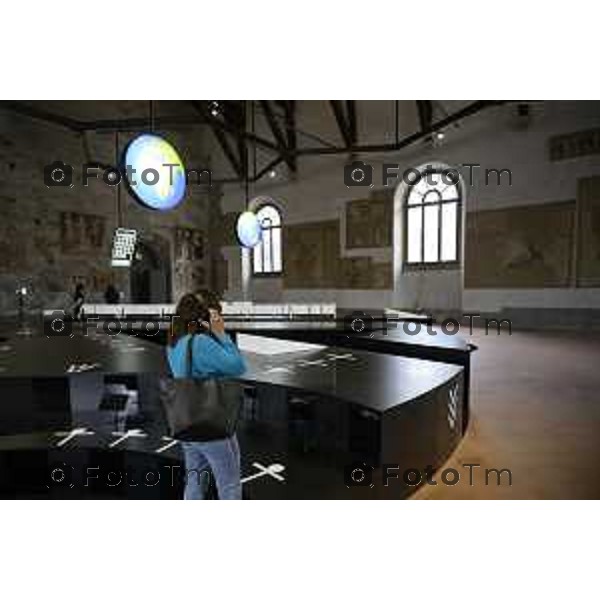 GAMeC di Bergamo presenta Tabula Plena, una mostra di Fosbury Architecture e Claire Fontaine concepita come un laboratorio permanente che trasformerà la Sala delle Capriate di Palazzo della Ragione in uno spazio di incontro e produzione di conoscenza condivisa grazie anche al contributo di Adelita Husni Bey, 4-Giugno 2026 cronaca Bergamo Italia Foto Tiziano Manzoni Lapresse