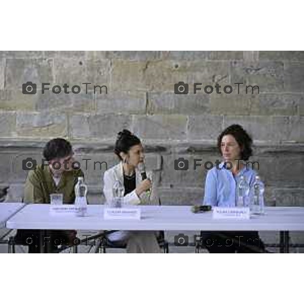 GAMeC di Bergamo presenta Tabula Plena, una mostra di Fosbury Architecture e Claire Fontaine concepita come un laboratorio permanente che trasformerà la Sala delle Capriate di Palazzo della Ragione in uno spazio di incontro e produzione di conoscenza condivisa grazie anche al contributo di Adelita Husni Bey, 4-Giugno 2026 cronaca Bergamo Italia Foto Tiziano Manzoni Lapresse