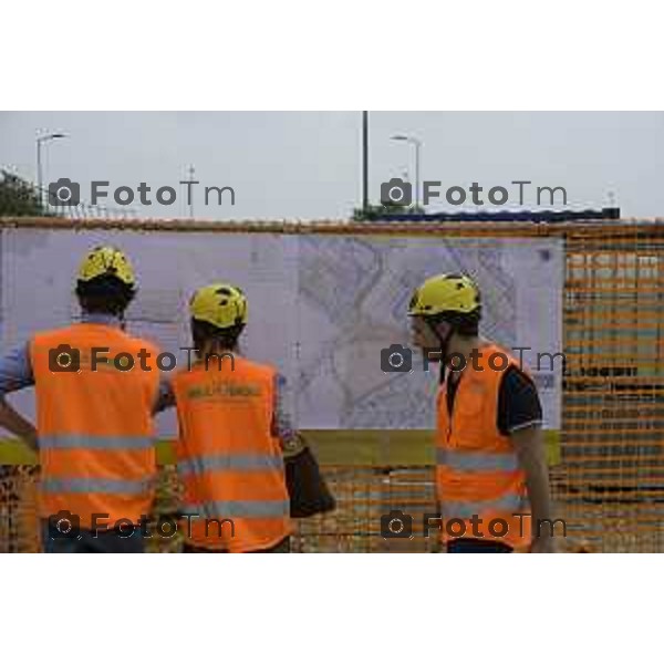 Bergamo Sopralluogo cantiere dei due sottopassi ciclopedonali in costruzione in via Lunga, Opere propedeutiche alla futura fermata ferroviaria “Bergamo Fiera” prevista lungo il nuovo collegamento tra Bergamo e l’Aeroporto di Orio al Serio. 9-giugno 2026 cronaca Bergamo Italia Foto Tiziano Manzoni Lapresse