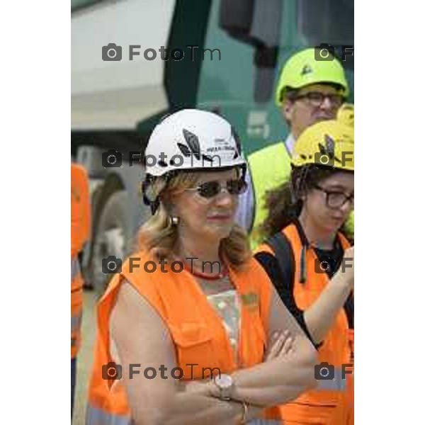 Bergamo Sopralluogo cantiere dei due sottopassi ciclopedonali in costruzione in via Lunga, Opere propedeutiche alla futura fermata ferroviaria “Bergamo Fiera” prevista lungo il nuovo collegamento tra Bergamo e l’Aeroporto di Orio al Serio. Elena Carnevali 9-giugno 2026 cronaca Bergamo Italia Foto Tiziano Manzoni Lapresse