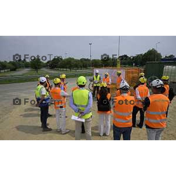 Bergamo Sopralluogo cantiere dei due sottopassi ciclopedonali in costruzione in via Lunga, Opere propedeutiche alla futura fermata ferroviaria “Bergamo Fiera” prevista lungo il nuovo collegamento tra Bergamo e l’Aeroporto di Orio al Serio. 9-giugno 2026 cronaca Bergamo Italia Foto Tiziano Manzoni Lapresse