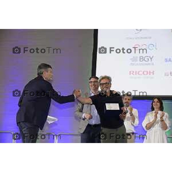 Bergamo 6 edizione Premio Costruiamo il Futuro distribuzione premi in campo sociale, sportivo, ambientale e culturale. Maurizio Lupi,Il premio a Beppe Bonomi 11 giugno 2026 cronaca Bergamo Italia Foto Tiziano Manzoni Lapresse