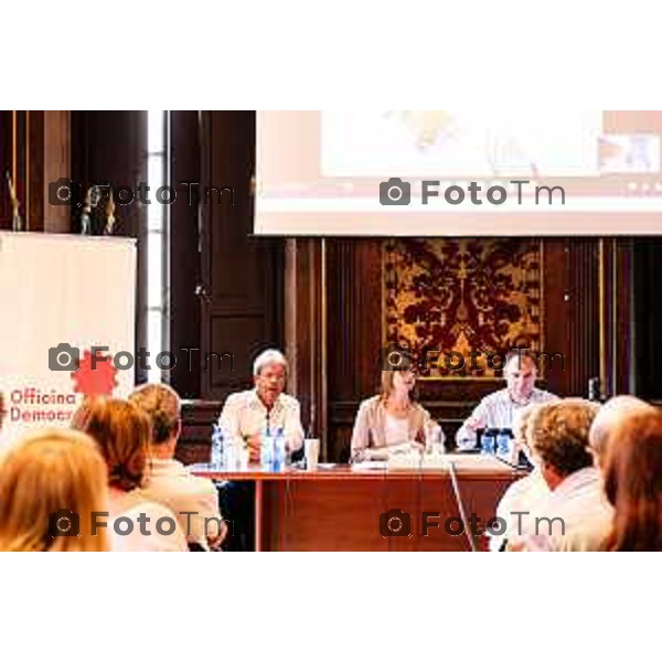 Bergamo, 24 giugno 2026 - E’ UOra! Come svegliare l’Europa convegno di Officina Democratica con – Paolo Gentiloni, già Presidente del Consiglio dei Ministri e già Commissario Europeo. – Prof. Roberta Castaldi, direttore del Centro di Eccellenza Jean Monnet fEUrure dell’Università eCampus. – On. Giorgio Gori, Parlamentare Europeo, in collegamento da Bruxelles. Saluti istituzionali: – dott.ssa Elena Carnevali, Sindaca di Bergamo Moderazione ed introduzione: – Fausta Morandi, giornalista presso L’Eco di Bergamo