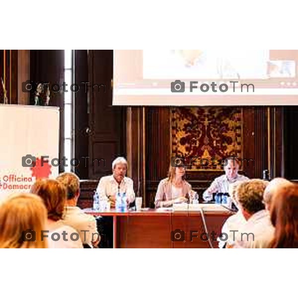 Bergamo, 24 giugno 2026 - E’ UOra! Come svegliare l’Europa convegno di Officina Democratica con – Paolo Gentiloni, già Presidente del Consiglio dei Ministri e già Commissario Europeo. – Prof. Roberta Castaldi, direttore del Centro di Eccellenza Jean Monnet fEUrure dell’Università eCampus. – On. Giorgio Gori, Parlamentare Europeo, in collegamento da Bruxelles. Saluti istituzionali: – dott.ssa Elena Carnevali, Sindaca di Bergamo Moderazione ed introduzione: – Fausta Morandi, giornalista presso L’Eco di Bergamo