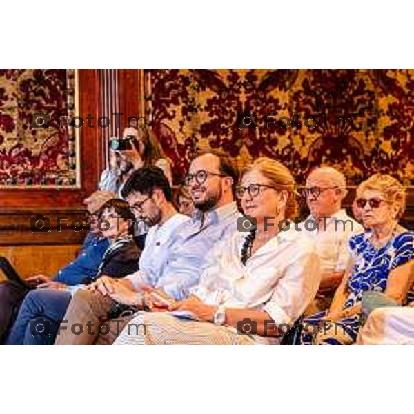 Bergamo, 24 giugno 2026 - E’ UOra! Come svegliare l’Europa convegno di Officina Democratica con – Paolo Gentiloni, già Presidente del Consiglio dei Ministri e già Commissario Europeo. – Prof. Roberta Castaldi, direttore del Centro di Eccellenza Jean Monnet fEUrure dell’Università eCampus. – On. Giorgio Gori, Parlamentare Europeo, in collegamento da Bruxelles. Saluti istituzionali: – dott.ssa Elena Carnevali, Sindaca di Bergamo Moderazione ed introduzione: – Fausta Morandi, giornalista presso L’Eco di Bergamo