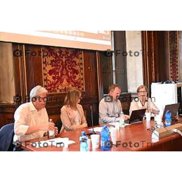 Bergamo, 24 giugno 2026 - E’ UOra! Come svegliare l’Europa convegno di Officina Democratica con – Paolo Gentiloni, già Presidente del Consiglio dei Ministri e già Commissario Europeo. – Prof. Roberta Castaldi, direttore del Centro di Eccellenza Jean Monnet fEUrure dell’Università eCampus. – On. Giorgio Gori, Parlamentare Europeo, in collegamento da Bruxelles. Saluti istituzionali: – dott.ssa Elena Carnevali, Sindaca di Bergamo Moderazione ed introduzione: – Fausta Morandi, giornalista presso L’Eco di Bergamo