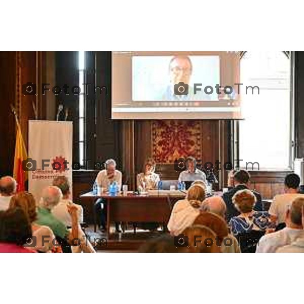 Bergamo, 24 giugno 2026 - E’ UOra! Come svegliare l’Europa convegno di Officina Democratica con – Paolo Gentiloni, già Presidente del Consiglio dei Ministri e già Commissario Europeo. – Prof. Roberta Castaldi, direttore del Centro di Eccellenza Jean Monnet fEUrure dell’Università eCampus. – On. Giorgio Gori, Parlamentare Europeo, in collegamento da Bruxelles. Saluti istituzionali: – dott.ssa Elena Carnevali, Sindaca di Bergamo Moderazione ed introduzione: – Fausta Morandi, giornalista presso L’Eco di Bergamo
