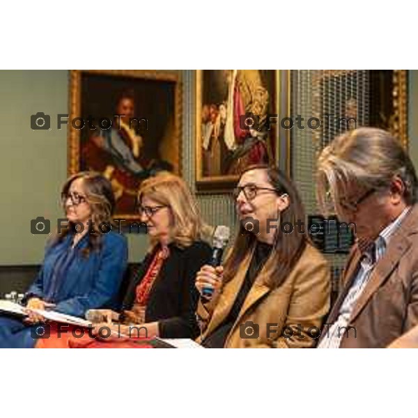 Bergamo, 25 giugno 2026 - inaugurazione CHIARA CAMONI, LA FORZA la nuova scultura permanente di Chiara Camoni che entra nel patrimonio del Museo con il contributo di PwC.intervengono: Elena Carnevali, presidente Fondazione Accademia Carrara e sindaca di Bergamo Sergio Gandi, assessore alla Cultura Comune di Bergamo Maria Luisa Pacelli, direttrice Fondazione Accademia Carrara e co-curatrice Angelo Loda, responsabile Area Patrimonio Storico Artistico Soprintendenza Archeologia belle Arti e Paesaggio per le Provincie di Bergamo e Brescia Chiara Carotenuto, Communication, Engagement & Branding PwC Italy - Partner Chiara Camoni, artista Elena Volpato, co-curatrice