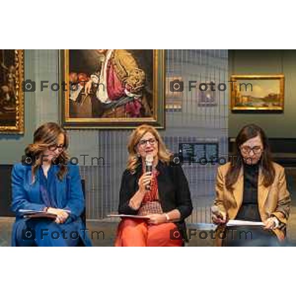 Bergamo, 25 giugno 2026 - inaugurazione CHIARA CAMONI, LA FORZA la nuova scultura permanente di Chiara Camoni che entra nel patrimonio del Museo con il contributo di PwC.intervengono: Elena Carnevali, presidente Fondazione Accademia Carrara e sindaca di Bergamo Sergio Gandi, assessore alla Cultura Comune di Bergamo Maria Luisa Pacelli, direttrice Fondazione Accademia Carrara e co-curatrice Angelo Loda, responsabile Area Patrimonio Storico Artistico Soprintendenza Archeologia belle Arti e Paesaggio per le Provincie di Bergamo e Brescia Chiara Carotenuto, Communication, Engagement & Branding PwC Italy - Partner Chiara Camoni, artista Elena Volpato, co-curatrice