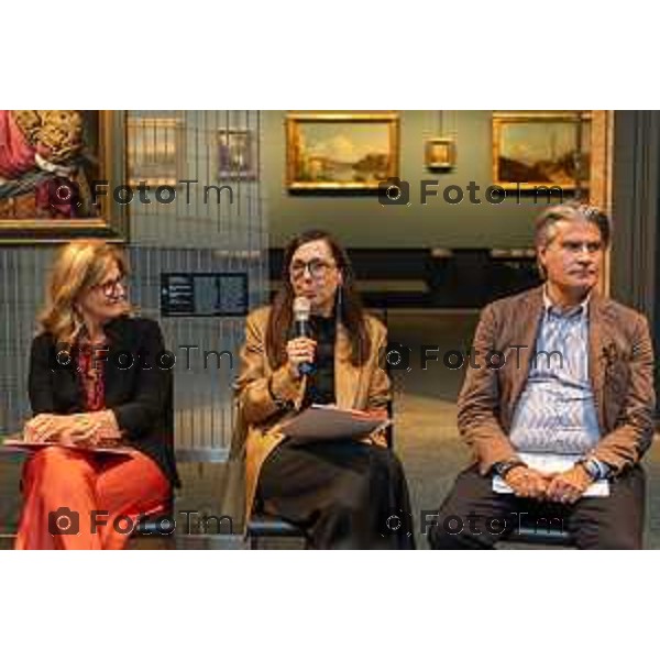 Bergamo, 25 giugno 2026 - inaugurazione CHIARA CAMONI, LA FORZA la nuova scultura permanente di Chiara Camoni che entra nel patrimonio del Museo con il contributo di PwC.intervengono: Elena Carnevali, presidente Fondazione Accademia Carrara e sindaca di Bergamo Sergio Gandi, assessore alla Cultura Comune di Bergamo Maria Luisa Pacelli, direttrice Fondazione Accademia Carrara e co-curatrice Angelo Loda, responsabile Area Patrimonio Storico Artistico Soprintendenza Archeologia belle Arti e Paesaggio per le Provincie di Bergamo e Brescia Chiara Carotenuto, Communication, Engagement & Branding PwC Italy - Partner Chiara Camoni, artista Elena Volpato, co-curatrice