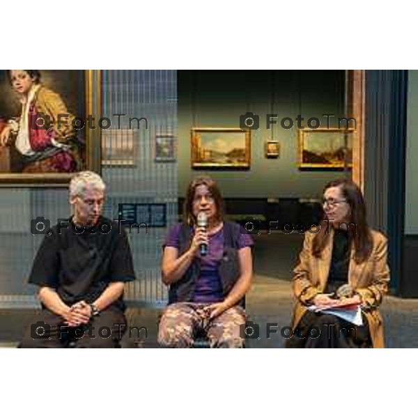 Bergamo, 25 giugno 2026 - inaugurazione CHIARA CAMONI, LA FORZA la nuova scultura permanente di Chiara Camoni che entra nel patrimonio del Museo con il contributo di PwC.intervengono: Elena Carnevali, presidente Fondazione Accademia Carrara e sindaca di Bergamo Sergio Gandi, assessore alla Cultura Comune di Bergamo Maria Luisa Pacelli, direttrice Fondazione Accademia Carrara e co-curatrice Angelo Loda, responsabile Area Patrimonio Storico Artistico Soprintendenza Archeologia belle Arti e Paesaggio per le Provincie di Bergamo e Brescia Chiara Carotenuto, Communication, Engagement & Branding PwC Italy - Partner Chiara Camoni, artista Elena Volpato, co-curatrice