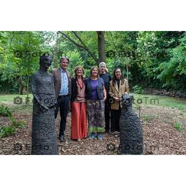 Bergamo, 25 giugno 2026 - inaugurazione CHIARA CAMONI, LA FORZA la nuova scultura permanente di Chiara Camoni che entra nel patrimonio del Museo con il contributo di PwC.intervengono: Elena Carnevali, presidente Fondazione Accademia Carrara e sindaca di Bergamo Sergio Gandi, assessore alla Cultura Comune di Bergamo Maria Luisa Pacelli, direttrice Fondazione Accademia Carrara e co-curatrice Angelo Loda, responsabile Area Patrimonio Storico Artistico Soprintendenza Archeologia belle Arti e Paesaggio per le Provincie di Bergamo e Brescia Chiara Carotenuto, Communication, Engagement & Branding PwC Italy - Partner Chiara Camoni, artista Elena Volpato, co-curatrice