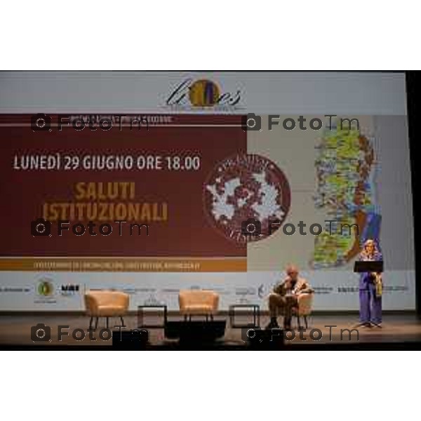 Bergamo Bergamo premiazione Limes per il Dialogo e la Pace, Il direttore Lucio Caracciolo premia Cardinale Pierbattista Pizzaballa, Patriarca di Gerusalemme dei Latini, per il sapiente impegno volto a promuovere la convergenza tra popoli e religioni in Terrasanta. 30 giugno o 2026 cronaca Bergamo Italia Foto Tiziano Manzoni Lapresse