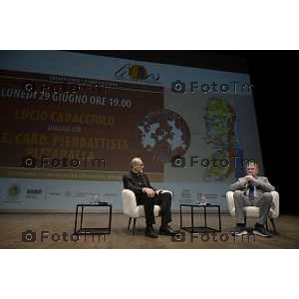 Bergamo Bergamo premiazione Limes per il Dialogo e la Pace, Il direttore Lucio Caracciolo premia Cardinale Pierbattista Pizzaballa, Patriarca di Gerusalemme dei Latini, per il sapiente impegno volto a promuovere la convergenza tra popoli e religioni in Terrasanta. 30 giugno o 2026 cronaca Bergamo Italia Foto Tiziano Manzoni Lapresse