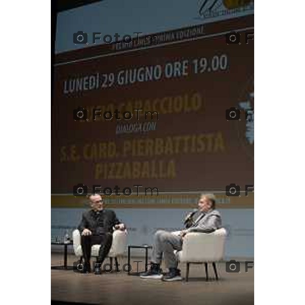 Bergamo Bergamo premiazione Limes per il Dialogo e la Pace, Il direttore Lucio Caracciolo premia Cardinale Pierbattista Pizzaballa, Patriarca di Gerusalemme dei Latini, per il sapiente impegno volto a promuovere la convergenza tra popoli e religioni in Terrasanta. 30 giugno o 2026 cronaca Bergamo Italia Foto Tiziano Manzoni Lapresse