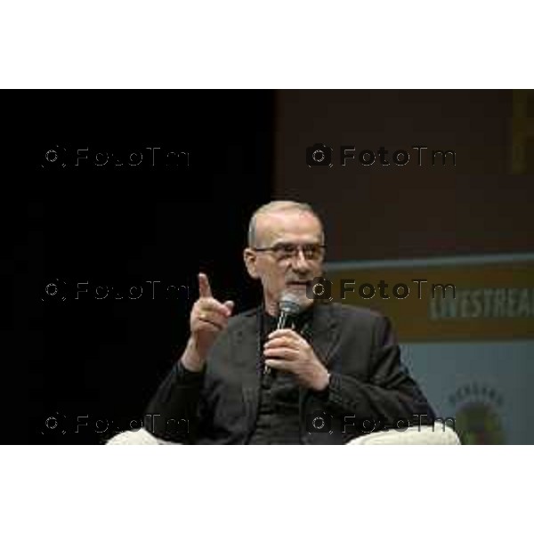 Bergamo Bergamo premiazione Limes per il Dialogo e la Pace, Il direttore Lucio Caracciolo premia Cardinale Pierbattista Pizzaballa, Patriarca di Gerusalemme dei Latini, per il sapiente impegno volto a promuovere la convergenza tra popoli e religioni in Terrasanta. 30 giugno o 2026 cronaca Bergamo Italia Foto Tiziano Manzoni Lapresse