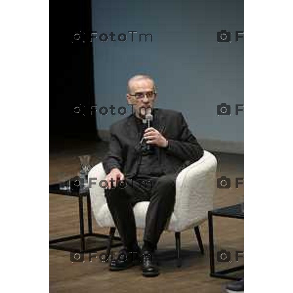 Bergamo Bergamo premiazione Limes per il Dialogo e la Pace, Il direttore Lucio Caracciolo premia Cardinale Pierbattista Pizzaballa, Patriarca di Gerusalemme dei Latini, per il sapiente impegno volto a promuovere la convergenza tra popoli e religioni in Terrasanta. 30 giugno o 2026 cronaca Bergamo Italia Foto Tiziano Manzoni Lapresse
