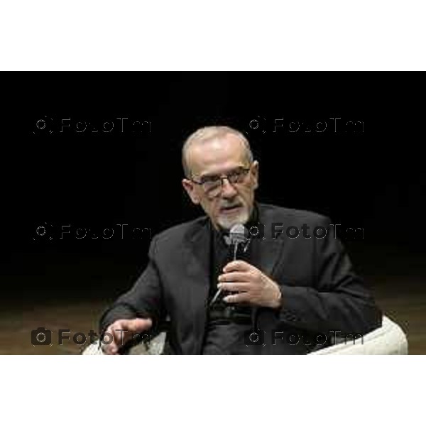 Bergamo Bergamo premiazione Limes per il Dialogo e la Pace, Il direttore Lucio Caracciolo premia Cardinale Pierbattista Pizzaballa, Patriarca di Gerusalemme dei Latini, per il sapiente impegno volto a promuovere la convergenza tra popoli e religioni in Terrasanta. 30 giugno o 2026 cronaca Bergamo Italia Foto Tiziano Manzoni Lapresse
