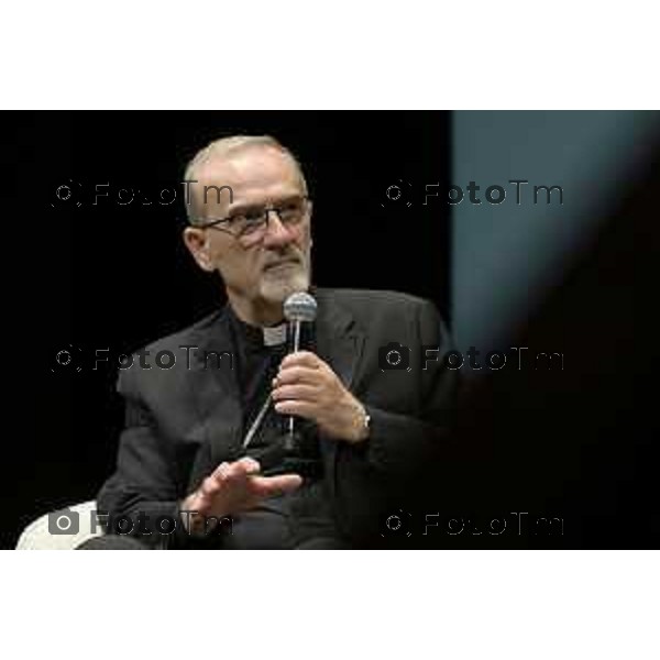Bergamo Bergamo premiazione Limes per il Dialogo e la Pace, Il direttore Lucio Caracciolo premia Cardinale Pierbattista Pizzaballa, Patriarca di Gerusalemme dei Latini, per il sapiente impegno volto a promuovere la convergenza tra popoli e religioni in Terrasanta. 30 giugno o 2026 cronaca Bergamo Italia Foto Tiziano Manzoni Lapresse