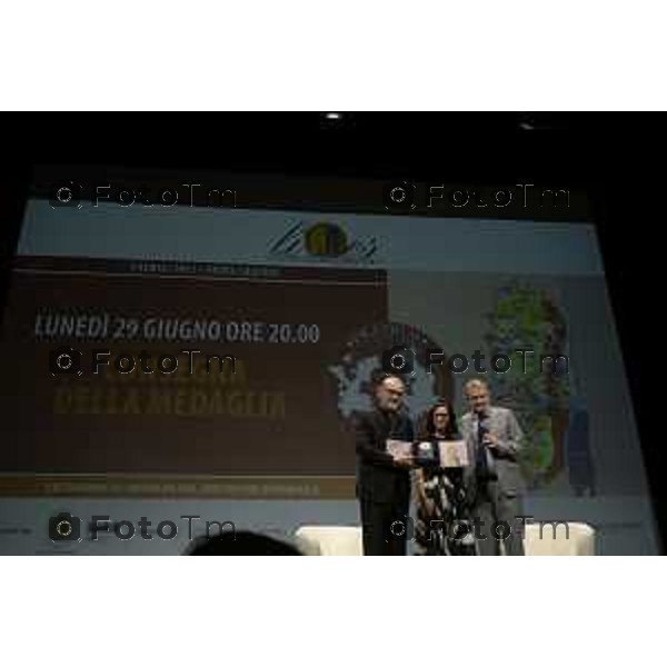 Bergamo Bergamo premiazione Limes per il Dialogo e la Pace, Il direttore Lucio Caracciolo premia Cardinale Pierbattista Pizzaballa, Patriarca di Gerusalemme dei Latini, per il sapiente impegno volto a promuovere la convergenza tra popoli e religioni in Terrasanta. 30 giugno o 2026 cronaca Bergamo Italia Foto Tiziano Manzoni Lapresse