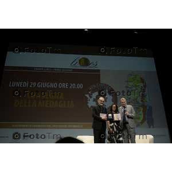 Bergamo Bergamo premiazione Limes per il Dialogo e la Pace, Il direttore Lucio Caracciolo premia Cardinale Pierbattista Pizzaballa, Patriarca di Gerusalemme dei Latini, per il sapiente impegno volto a promuovere la convergenza tra popoli e religioni in Terrasanta. 30 giugno o 2026 cronaca Bergamo Italia Foto Tiziano Manzoni Lapresse