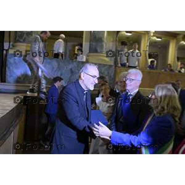 Bergamo Bergamo premiazione Limes per il Dialogo e la Pace, Il direttore Lucio Caracciolo premia Cardinale Pierbattista Pizzaballa, Patriarca di Gerusalemme dei Latini, per il sapiente impegno volto a promuovere la convergenza tra popoli e religioni in Terrasanta. 30 giugno o 2026 cronaca Bergamo Italia Foto Tiziano Manzoni Lapresse