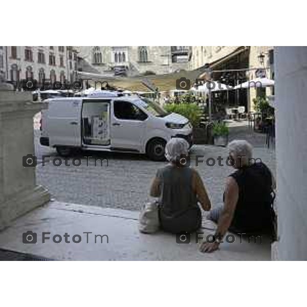 Bergamo Carico scarico in cittò aòta corriere consegne pacchi bibite 01 Luglio 2026 cronaca Bergamo Italia Foto Tiziano Manzoni Lapresse