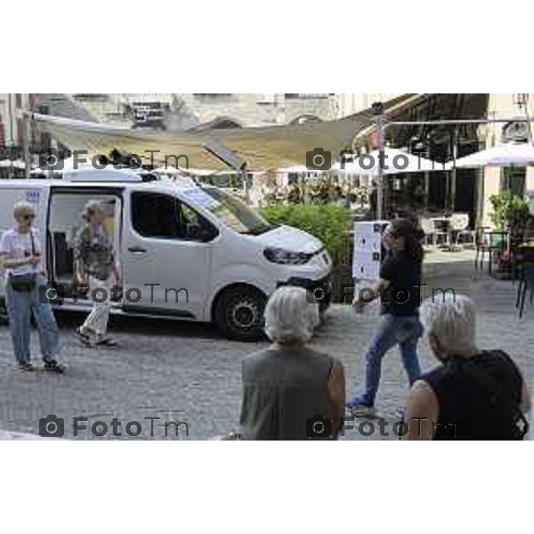 Bergamo Carico scarico in cittò aòta corriere consegne pacchi bibite 01 Luglio 2026 cronaca Bergamo Italia Foto Tiziano Manzoni Lapresse