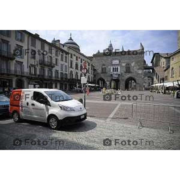 Bergamo Carico scarico in cittò aòta corriere consegne pacchi bibite 01 Luglio 2026 cronaca Bergamo Italia Foto Tiziano Manzoni Lapresse