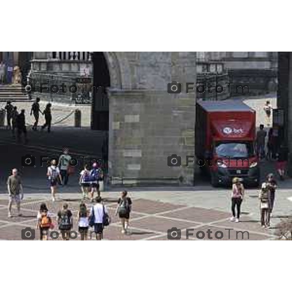 Bergamo Carico scarico in cittò aòta corriere consegne pacchi bibite 01 Luglio 2026 cronaca Bergamo Italia Foto Tiziano Manzoni Lapresse