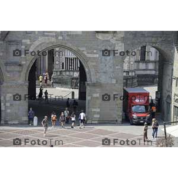 Bergamo Carico scarico in cittò aòta corriere consegne pacchi bibite 01 Luglio 2026 cronaca Bergamo Italia Foto Tiziano Manzoni Lapresse