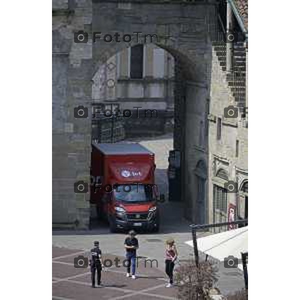 Bergamo Carico scarico in cittò aòta corriere consegne pacchi bibite 01 Luglio 2026 cronaca Bergamo Italia Foto Tiziano Manzoni Lapresse