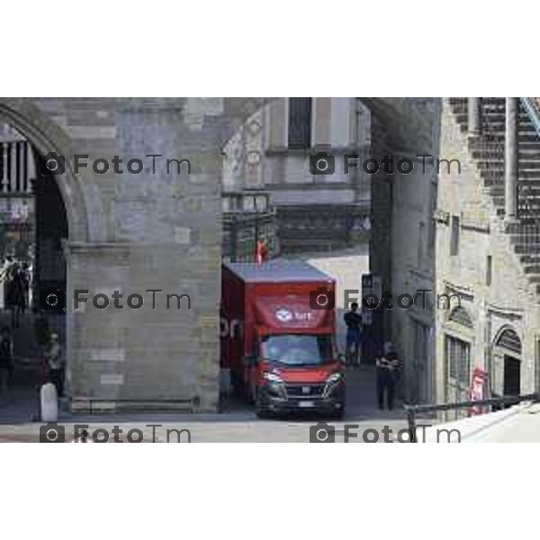Bergamo Carico scarico in cittò aòta corriere consegne pacchi bibite 01 Luglio 2026 cronaca Bergamo Italia Foto Tiziano Manzoni Lapresse