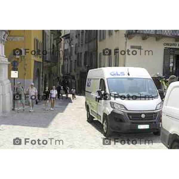 Bergamo Carico scarico in cittò aòta corriere consegne pacchi bibite 01 Luglio 2026 cronaca Bergamo Italia Foto Tiziano Manzoni Lapresse