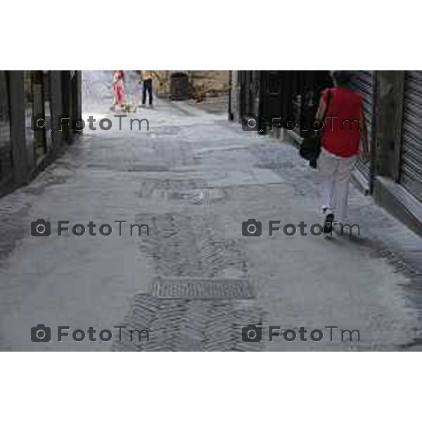 Bergamo Città Alta polizia locale Turisti controlli corsarola devastata dai lavori pavimento 1 Luglio 2026 cronaca Bergamo Italia Foto Tiziano Manzoni Lapresse