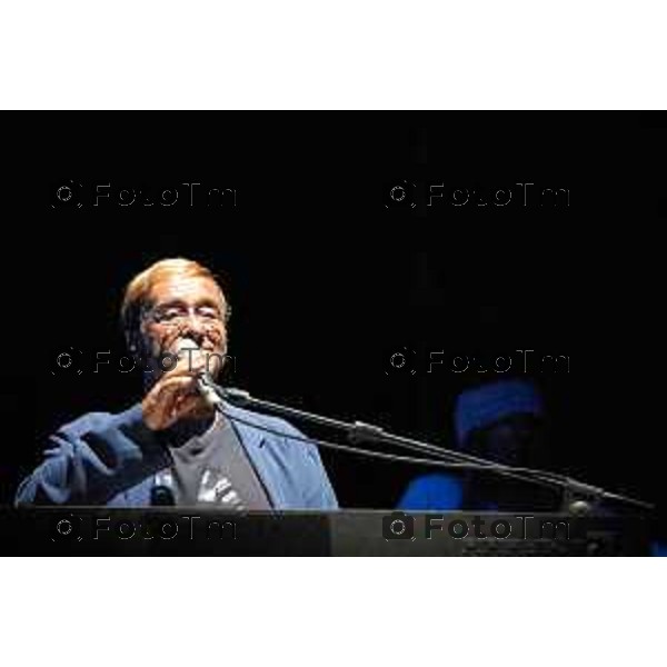 ultima apparizione a Bergamo di Lucio Dalla alla festa Open Day Tenaris Dalmine dove il cantante si esibi in un concerto. Dalmine 02 luglio 2006 foto Tiziano Manzoni