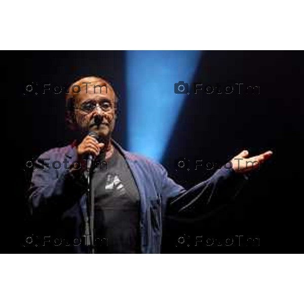 ultima apparizione a Bergamo di Lucio Dalla alla festa Open Day Tenaris Dalmine dove il cantante si esibi in un concerto. Dalmine 02 luglio 2006 foto Tiziano Manzoni